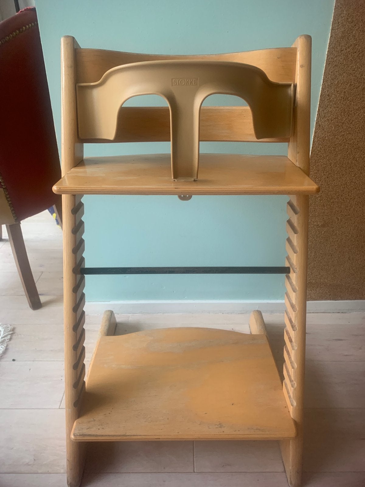 Chaise Tripp Trapp Stokke brun clair avec accessoires, Enfants & Bébés, Enlèvement, Utilisé