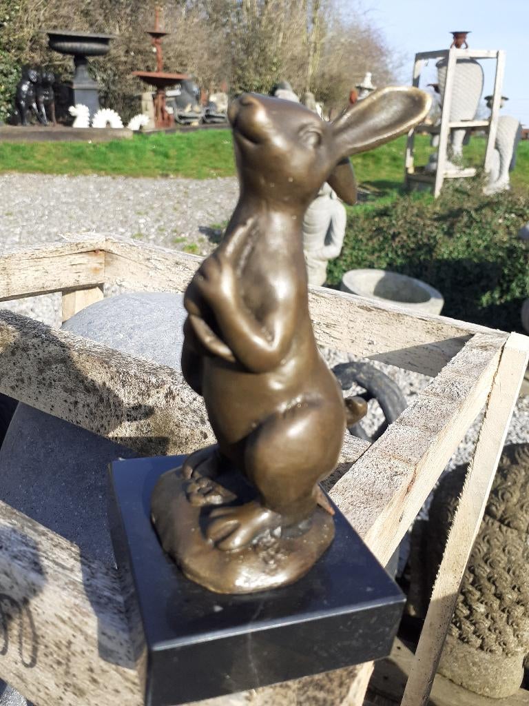 LAPIN A LA CAROTTE EN BRONZE SIGNE MILO SUR SOCLE MARBRE, Antiquités & Art, Enlèvement ou Envoi, Bronze