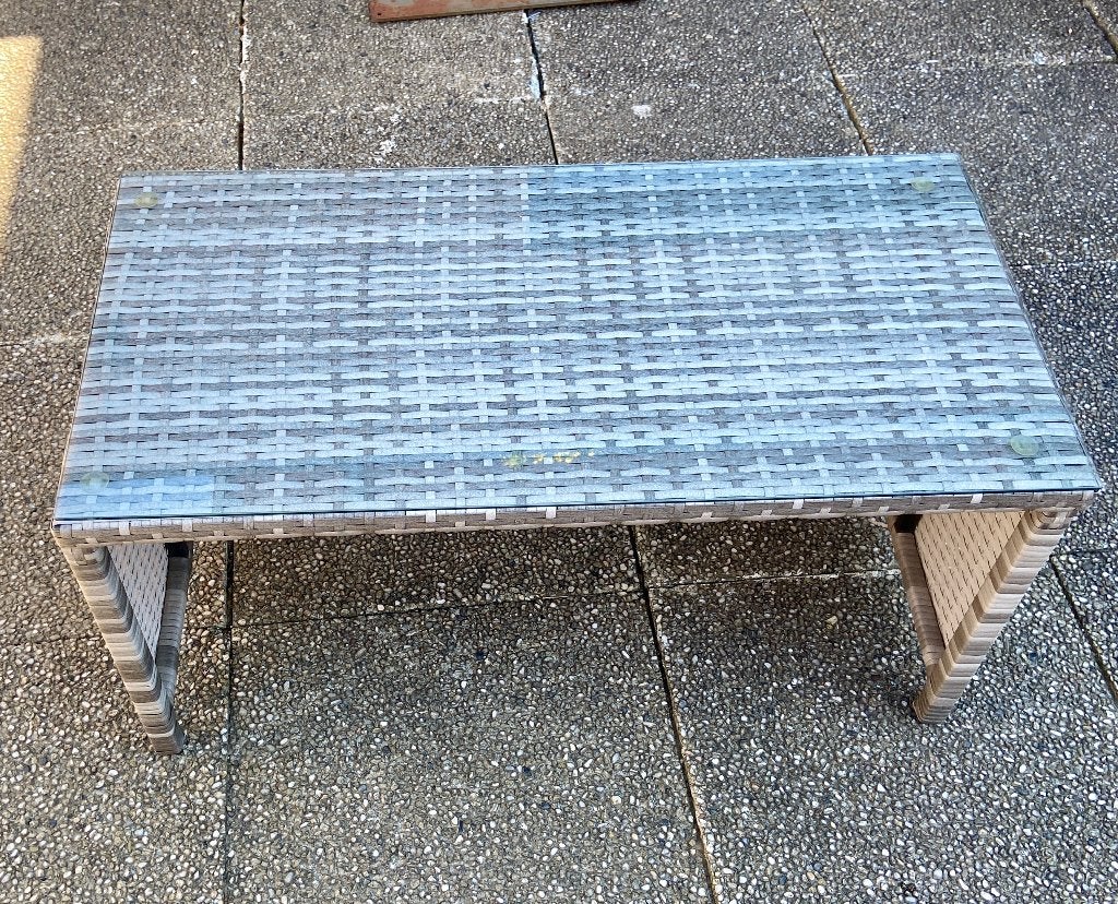 kunst rieten tafeltje met glazen blad, Huis en Inrichting, Ophalen, Minder dan 45 cm, Gebruikt, Metaal of Aluminium