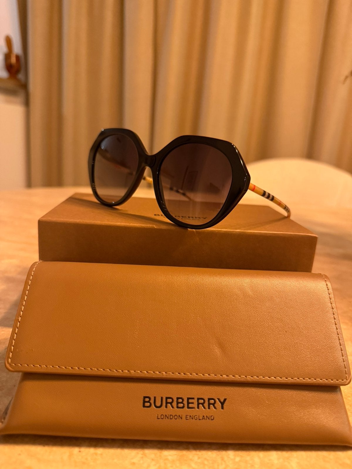 Lunettes de soleil Burberry Vanessa, Enlèvement ou Envoi, Comme neuf, Lunettes de soleil