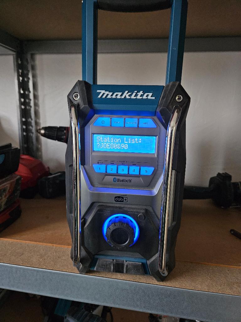 Makita MR004G - Bouwradio VHF FM DAB, DAB+ Bluetooth, Audio, Tv en Foto, Radio's, Ophalen, Zo goed als nieuw, Bouwradio