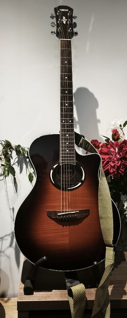 yamaha apx500FM OV in koffer, Ophalen of Verzenden, Gebruikt, Western- of Steelstringgitaar, Met (piezo-)element