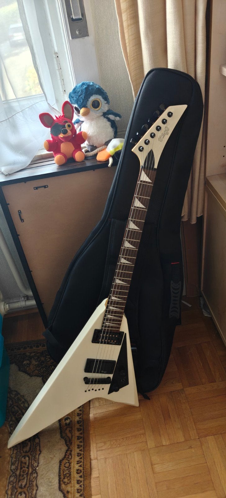 Guitare électrique Stagg Flying v White en bon état, Musique & Instruments, Enlèvement, Comme neuf, Solid body, Autres marques