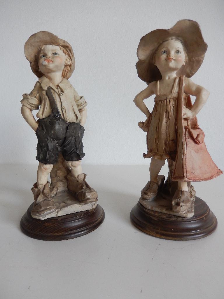 2 BEELDJES (MEISJE EN JONGEN IN VOLWASSENKLEDING), Ophalen of Verzenden, Zo goed als nieuw, Mens