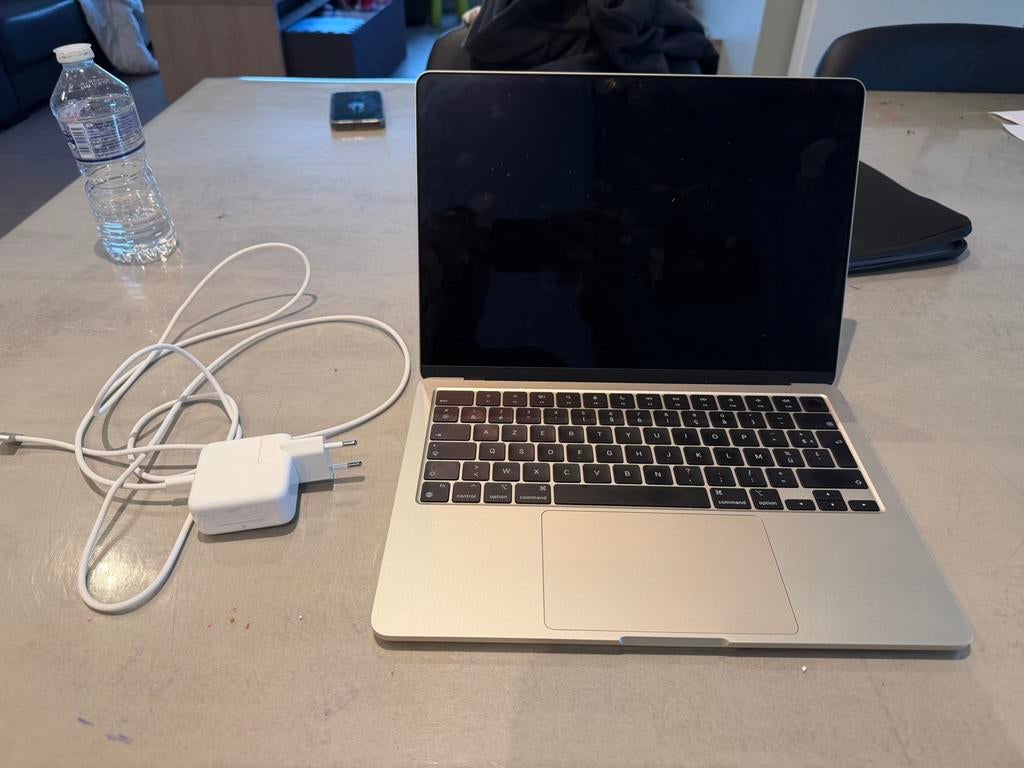 Apple Mcbook m2 âgé de 1,5 ans, Enlèvement, Comme neuf