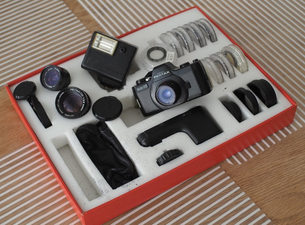 Pentax 110 + 3 objectifs + flash + moteur+ filtres, Audio, Tv en Foto, Fotocamera's Analoog, Ophalen of Verzenden, Zo goed als nieuw