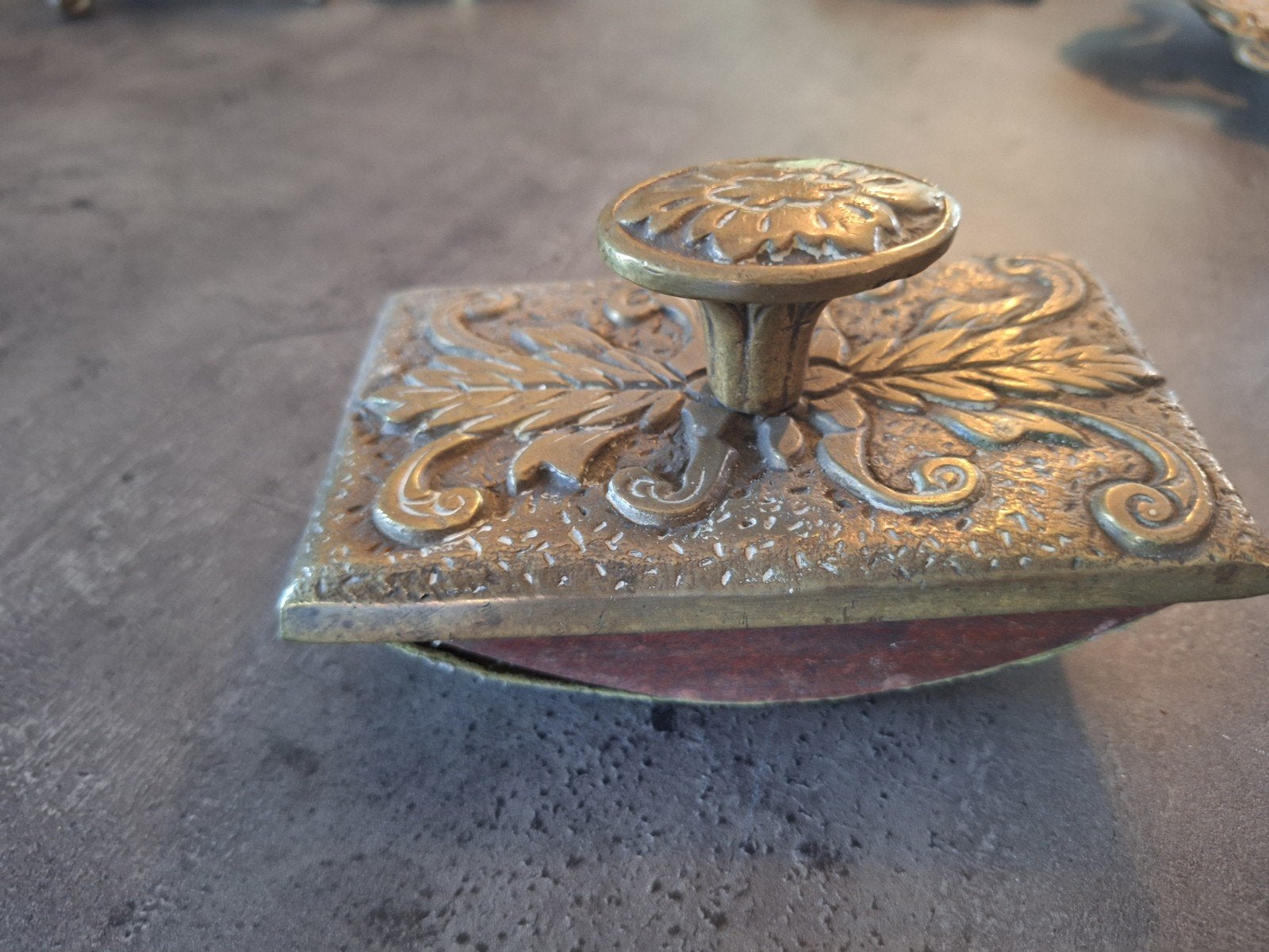 presse buvard bronze, Enlèvement