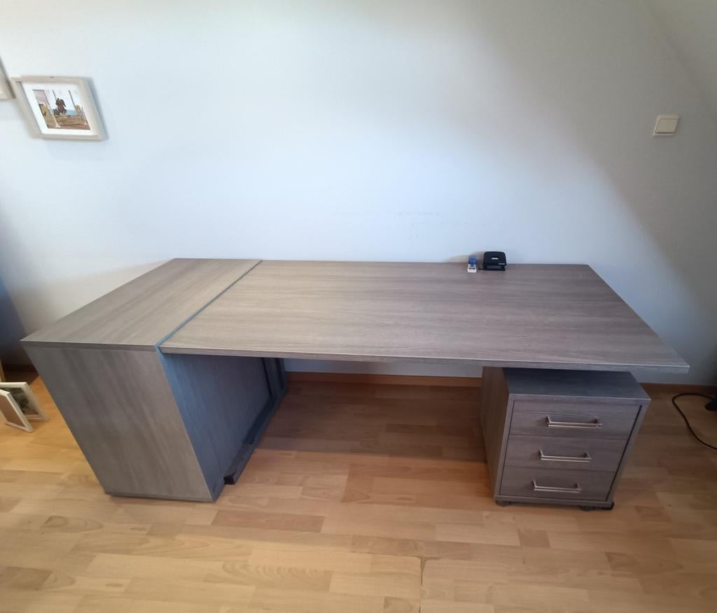 Bureau met bijhorend ladeblok en boekkastje., Ophalen