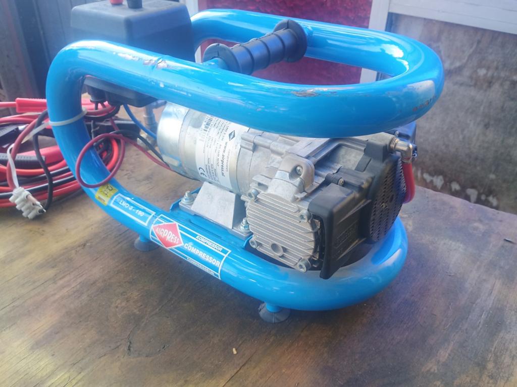 Professionele Compressor op 12 volt, Doe-het-zelf en Bouw, Compressors, Zo goed als nieuw, 6 tot 10 bar, Geluidgedempt, Mobiel