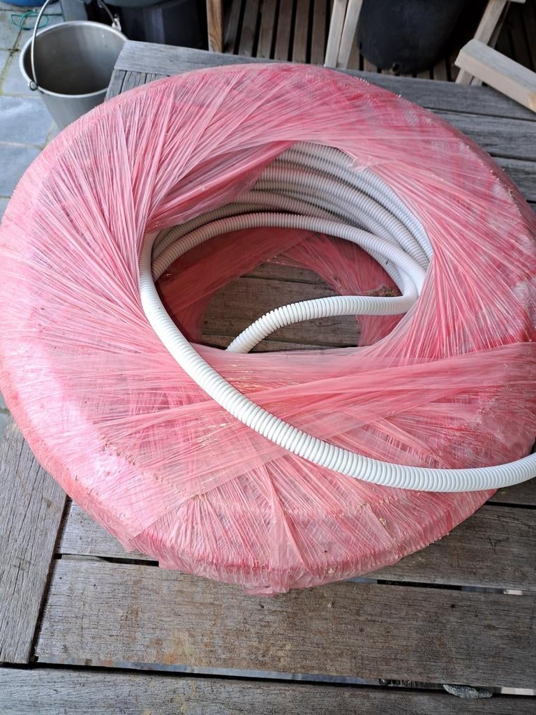 Vob kabel in geribbelde buis., Doe-het-zelf en Bouw, Elektriciteit en Kabels, Ophalen