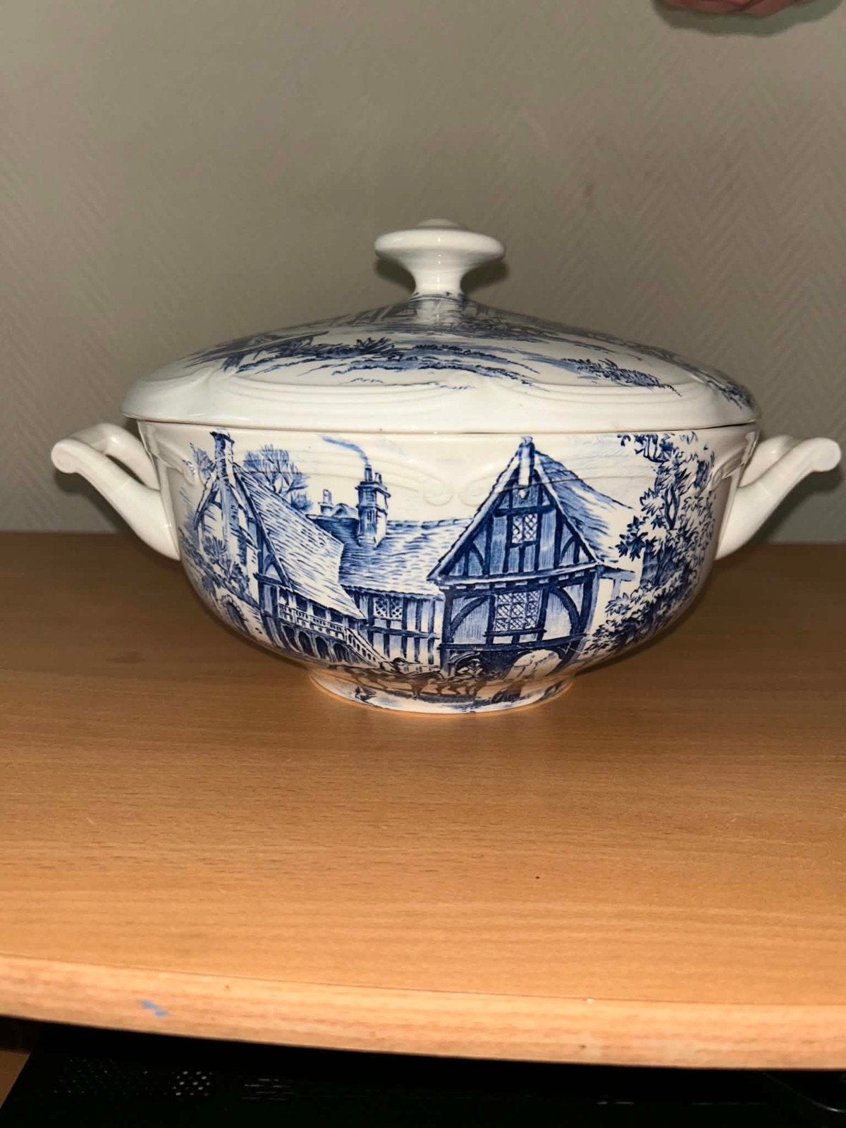 Soupière en faïence de Gien – Modèle Ludlow (Décor chasse bl, Enlèvement ou Envoi