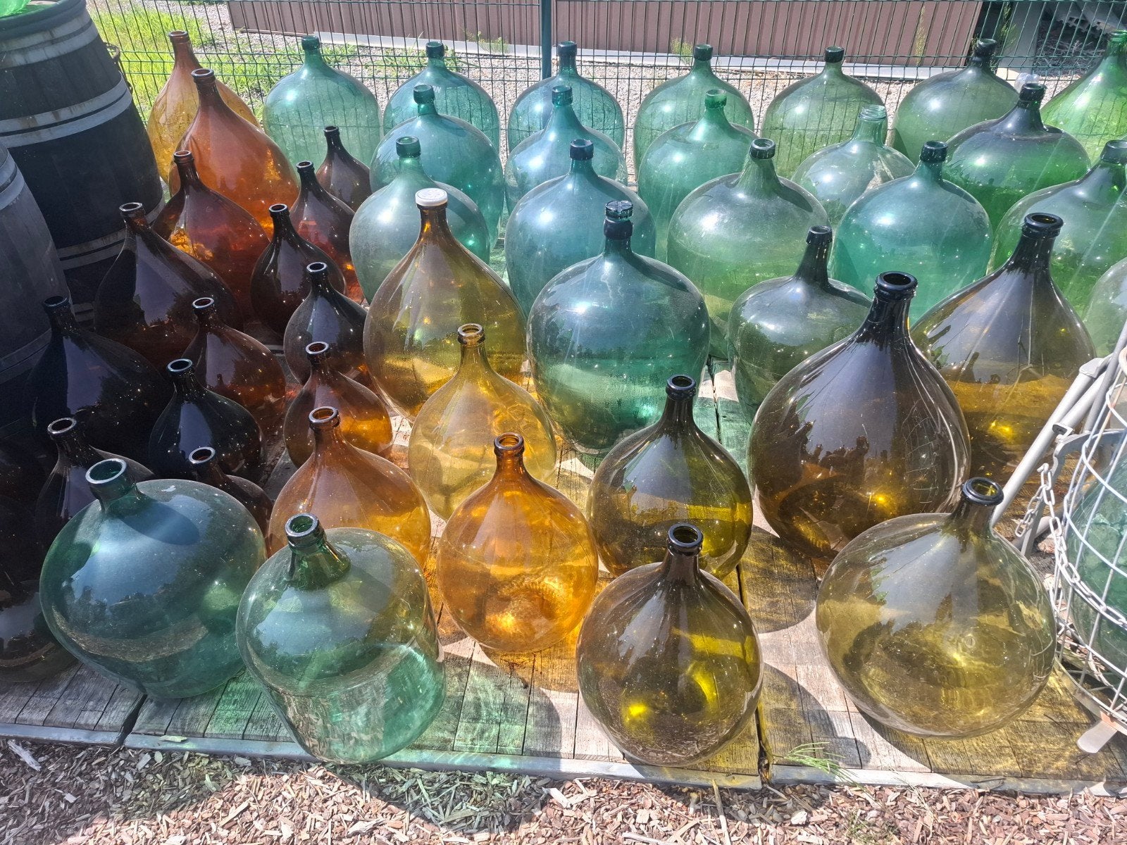Large choix de corbeilles et de bouteilles comme décorations, Enlèvement