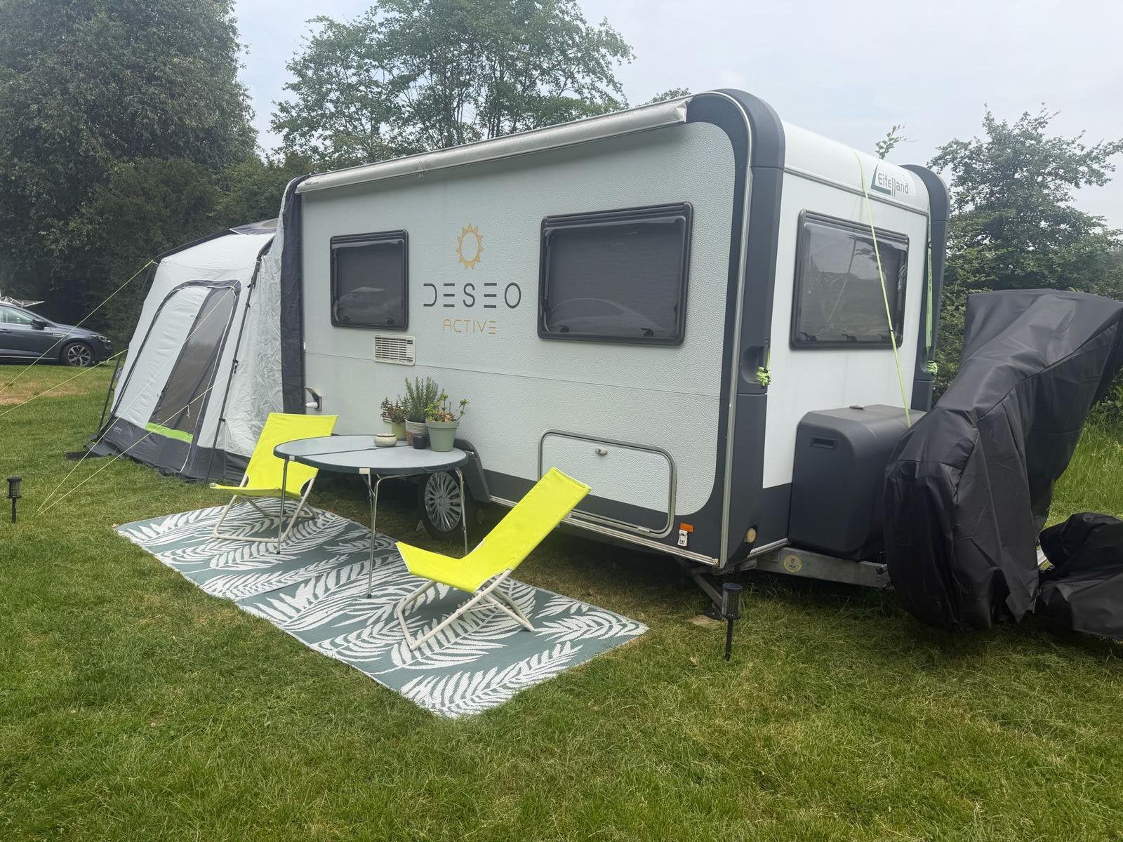 Joli Eiffeland Deseo avec auvent ! Et Mover, Caravanes & Camping, Caravanes, Particulier, jusqu'à 3, 750 - 1000 kg, Siège de train