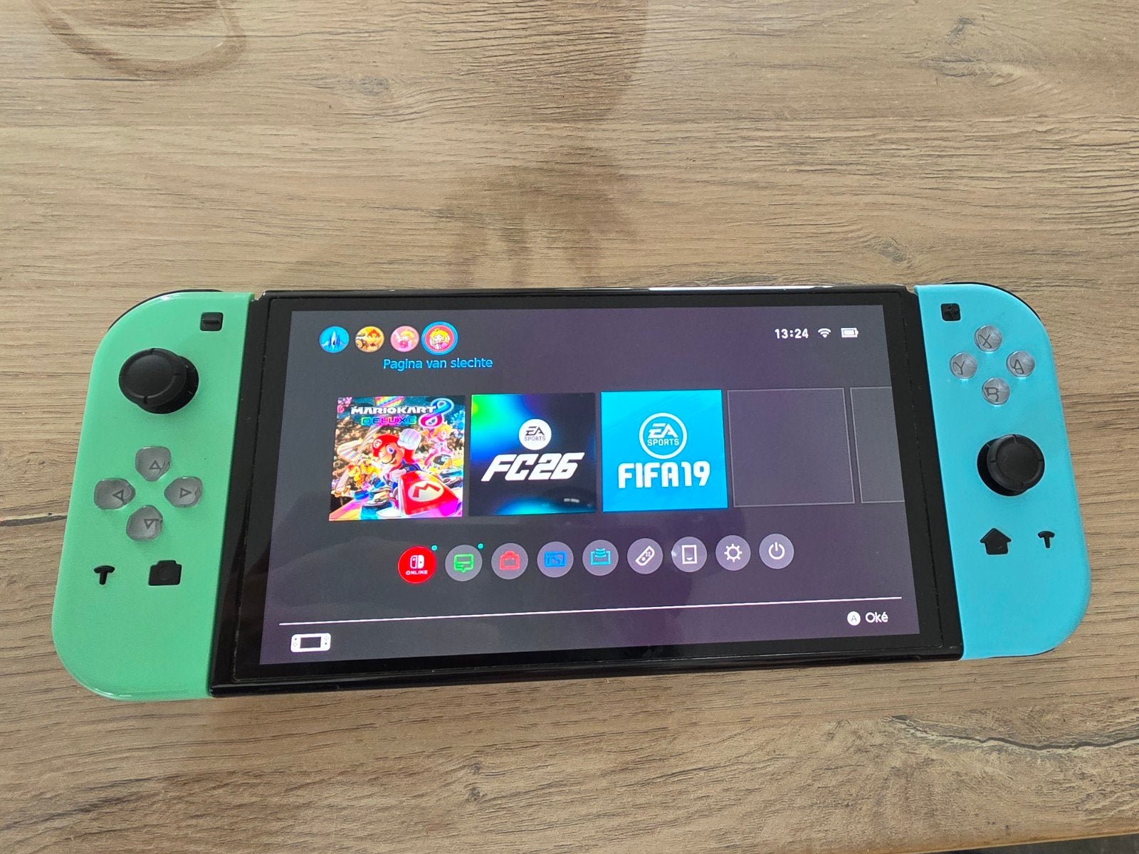 nintendo switch, Games en Spelcomputers, Ophalen, Zo goed als nieuw, Met 3 controllers of meer, Switch OLED