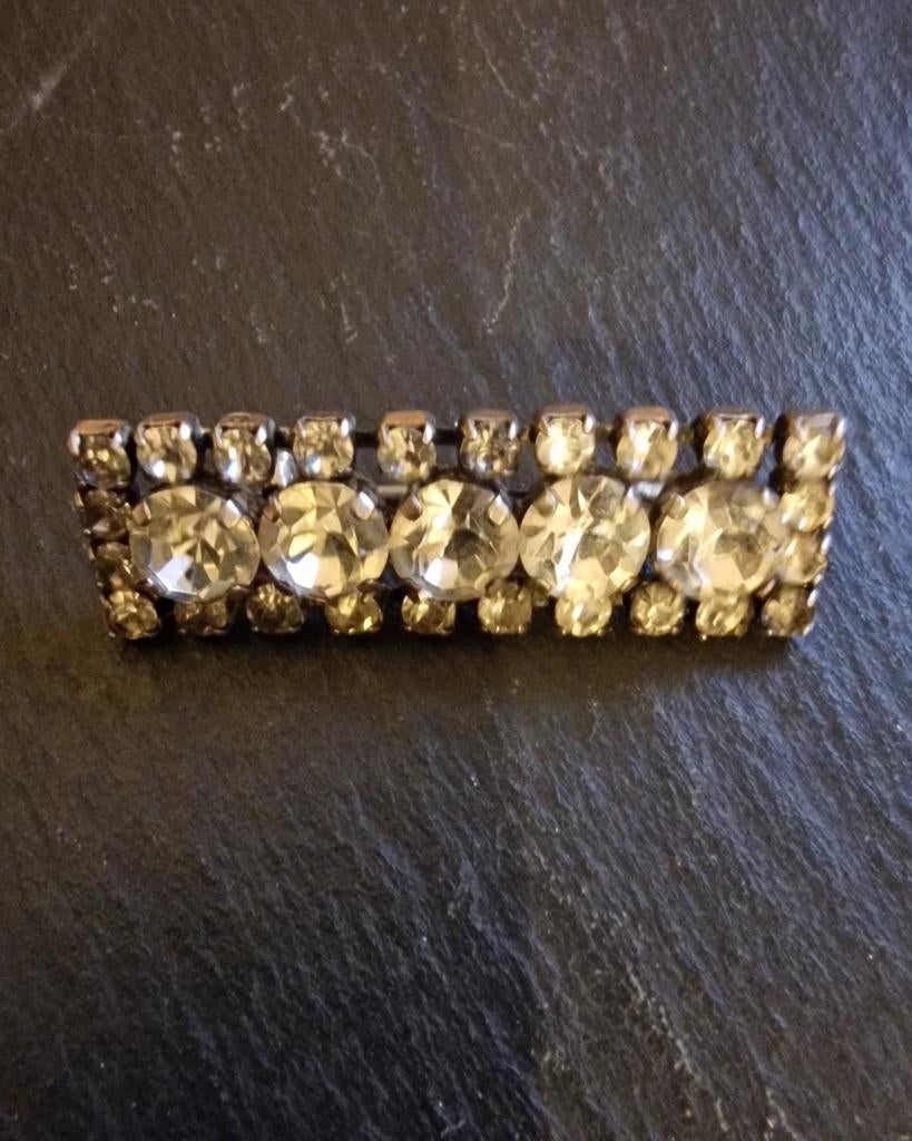 Broche met haarspeldje, Ophalen