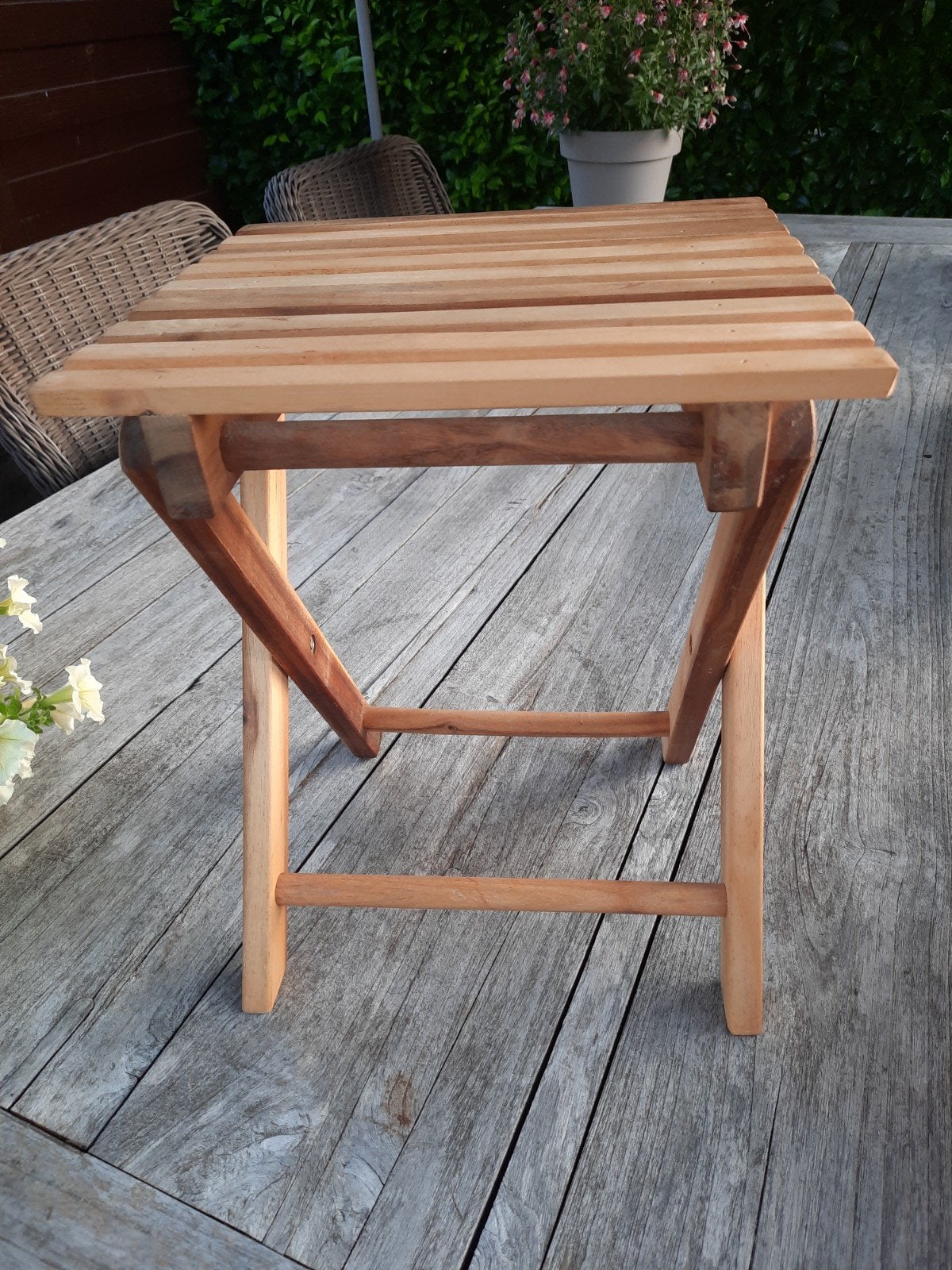 Houten opvouwbaar bijzet-of planten tafeltje
Hoogte: 37 cm
B, Enlèvement