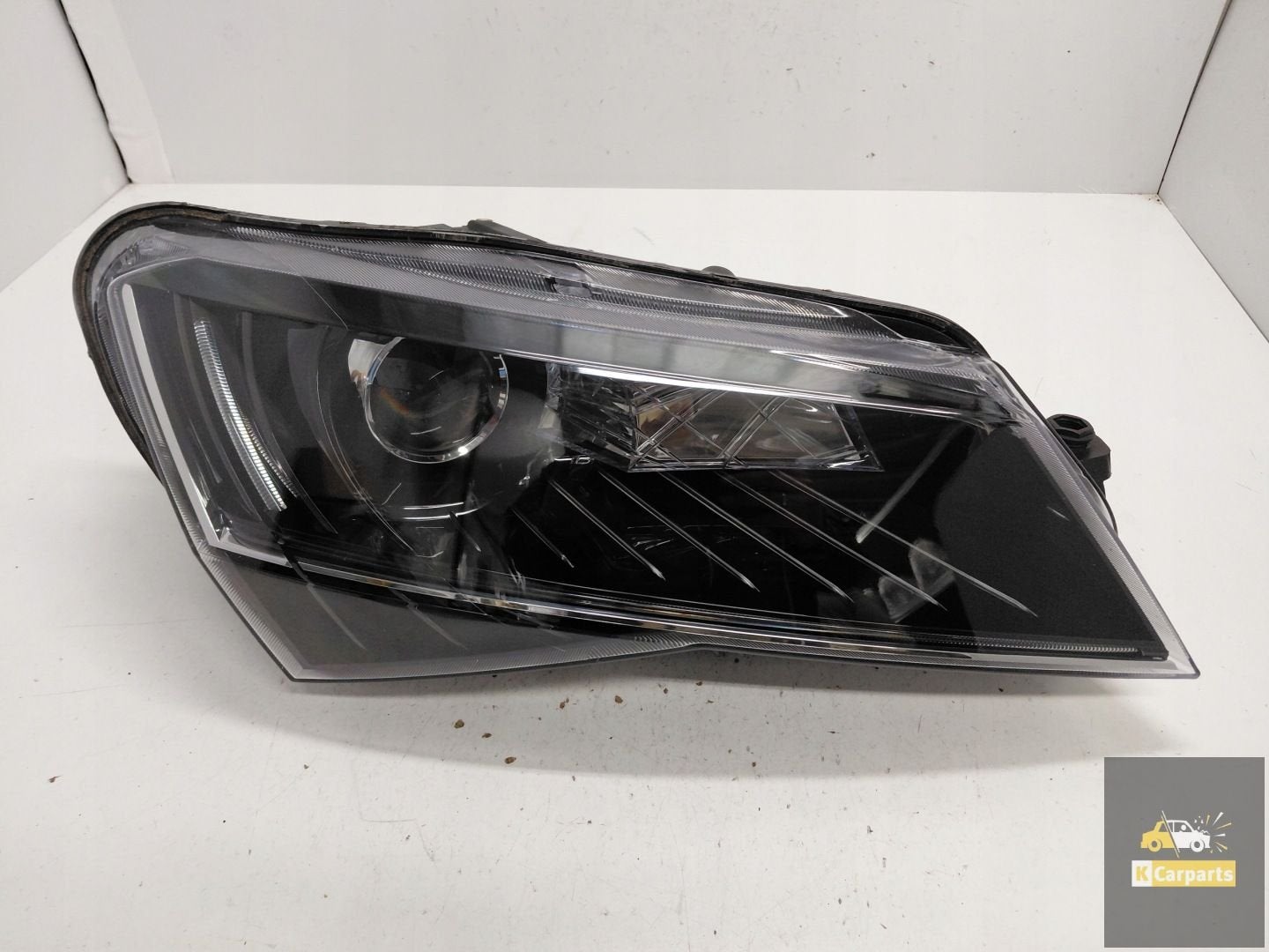 3V1.941.016.B, Phare droit au x non torsion B pour Skoda Sup, Autos : Pièces & Accessoires, Éclairage, Infoline@skoda-auto.cz
