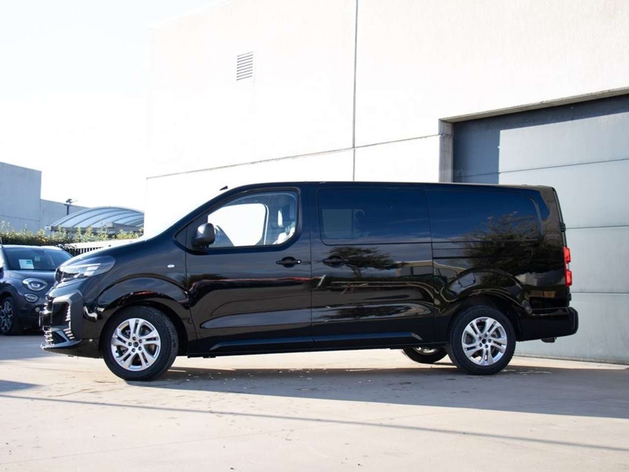 Opel Vivaro DC 5 ZIT 2.0 AT8 180PK |LEDER|KEYLESS|TREKHAAK|, Autos, Camionnettes & Utilitaires, Achat, Entreprise, Noir, 0 cylindres