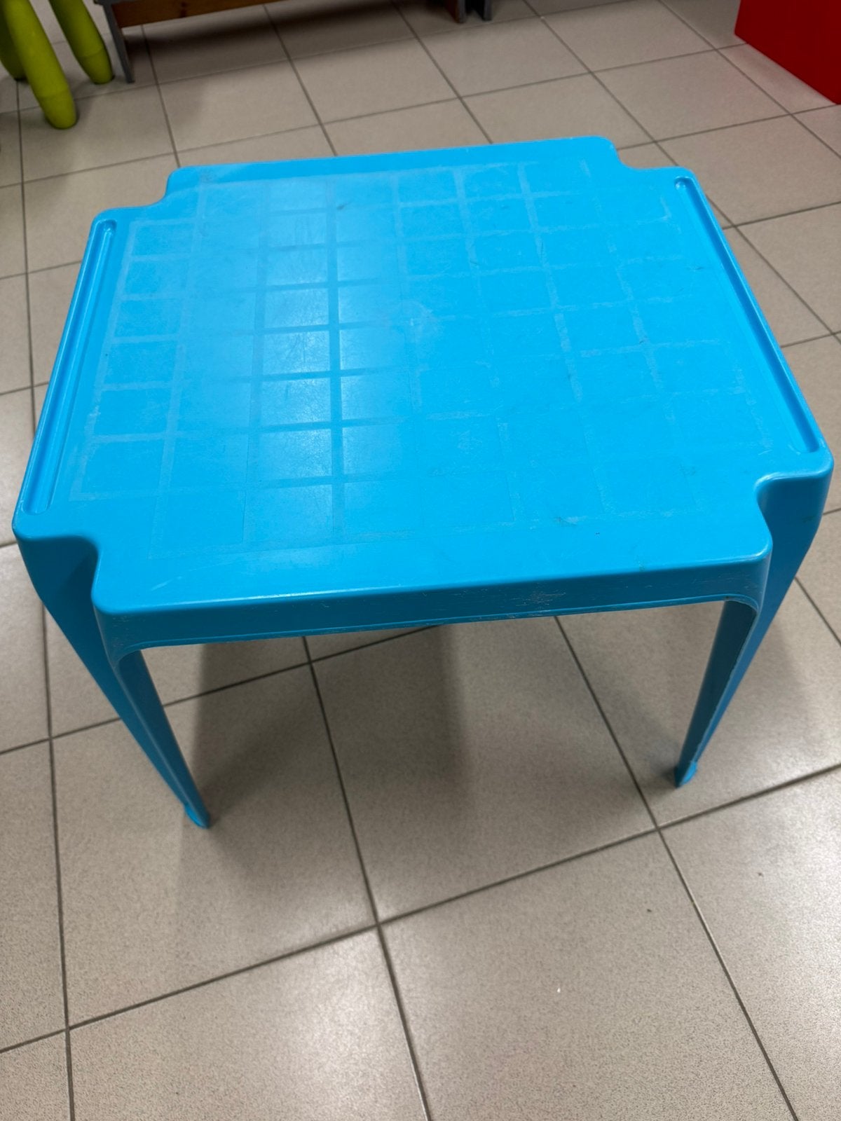 Plastic kindertafeltje, Ophalen, Zo goed als nieuw