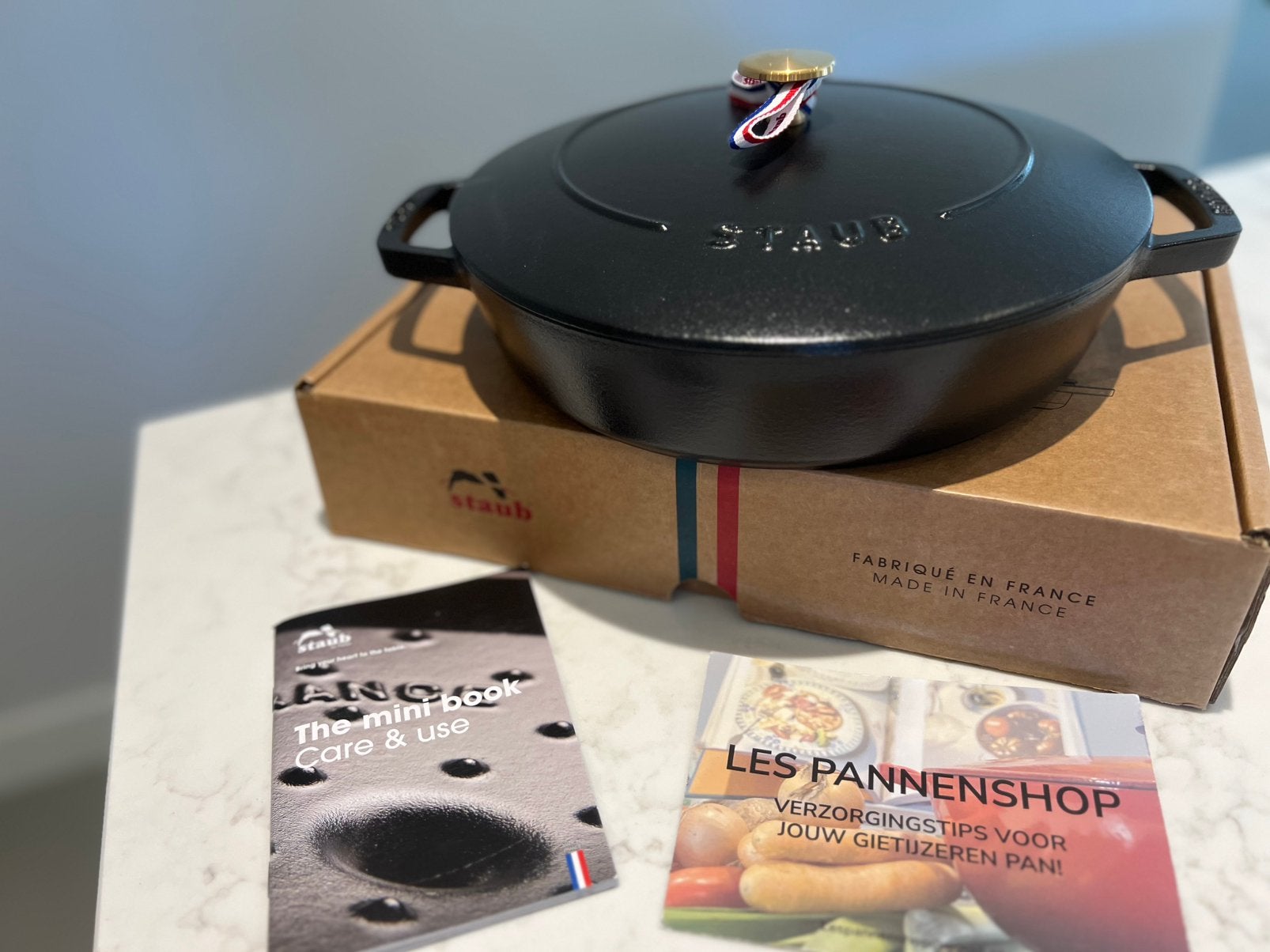 Staub Sauteerpan /Braadpan 26 cm Chistera Mat Zwart Nieuw, Huis en Inrichting, Keuken | Potten en Pannen, Met handvatten, Nieuw