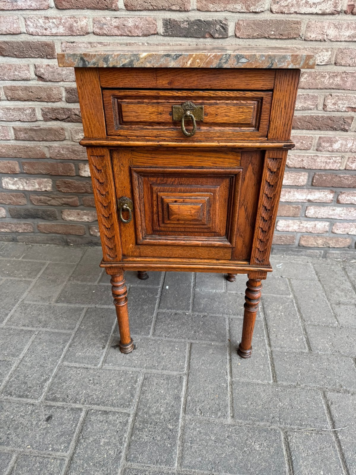 Antiek kastje met marberen blad, Huis en Inrichting, Slaapkamer | Nachtkastjes, Ophalen, Gebruikt