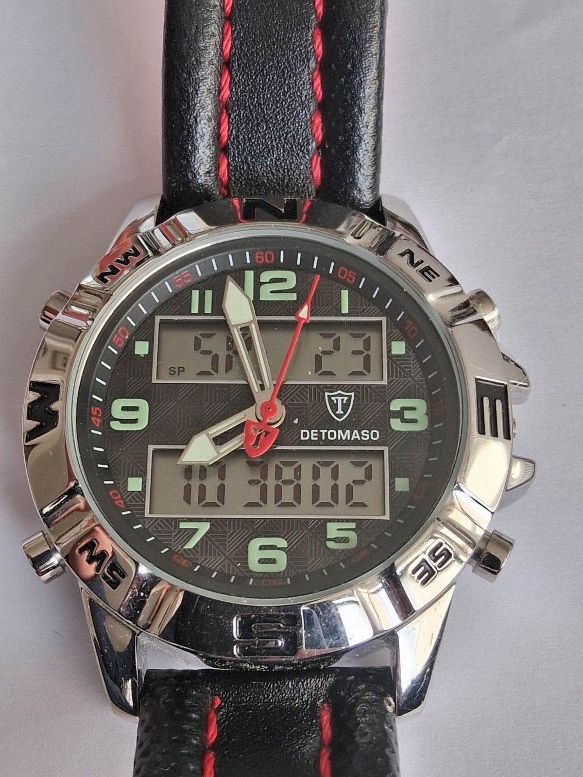 Montre detomaso DT 1047A.  A réparer, Enlèvement ou Envoi, Cuir