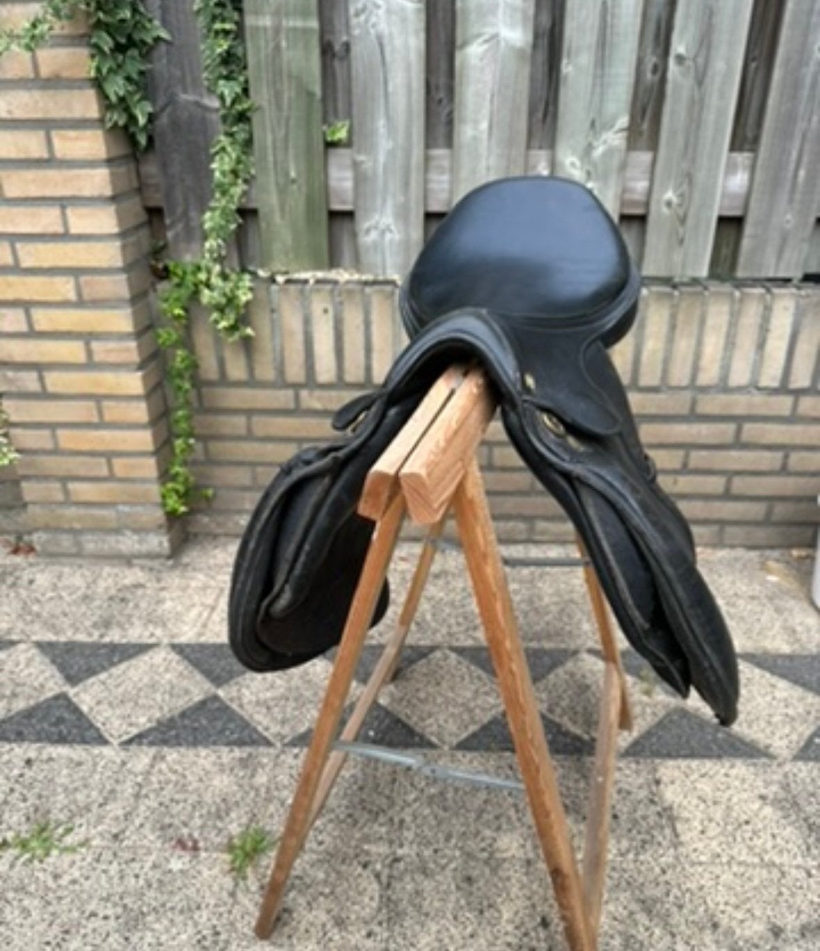 Zwart springzadel, Dieren en Toebehoren, L (17.5 inch), Gebruikt, Overige merken, Ophalen of Verzenden