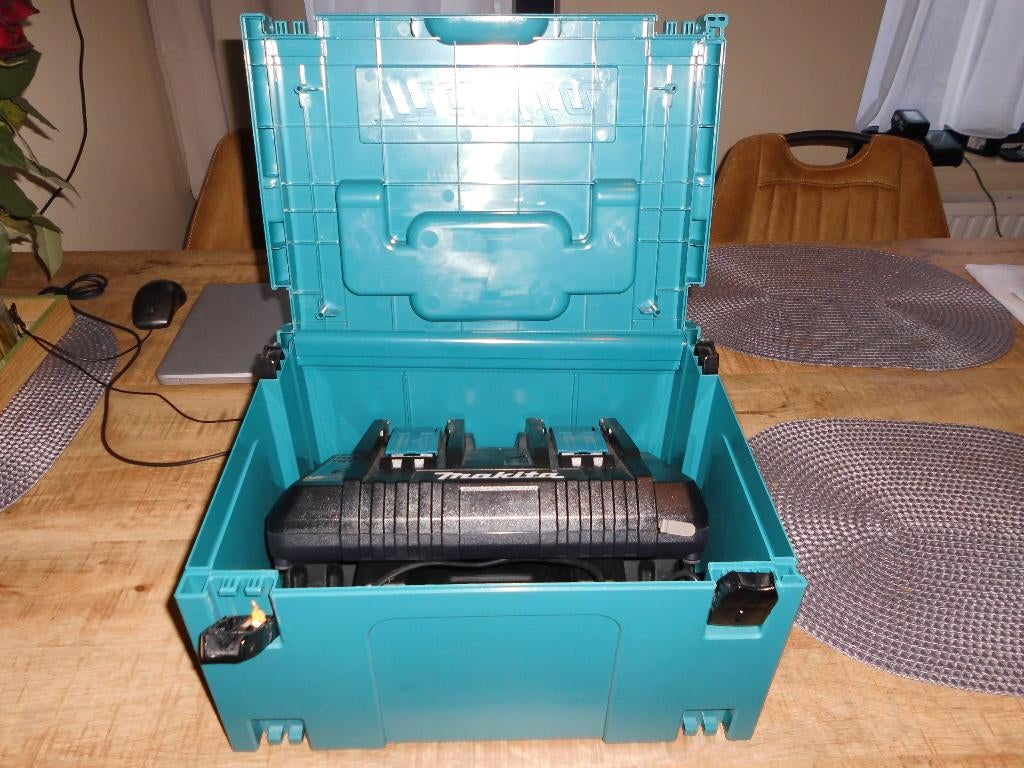 makita dubbele lader in box, Doe-het-zelf en Bouw, Ophalen, Nieuw