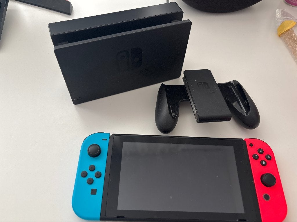 Nintendo Switch met hoes en super Mario odyssey, Switch 2019 Upgrade, Met games, Ophalen of Verzenden, Zo goed als nieuw