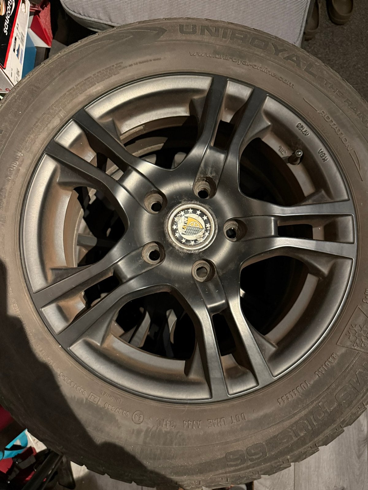 Platin zwarte velgen 15” + winterbanden Uniroyal MS plus 66, 15 pouces, Pneus et Jantes, Pneus hiver, Véhicule de tourisme