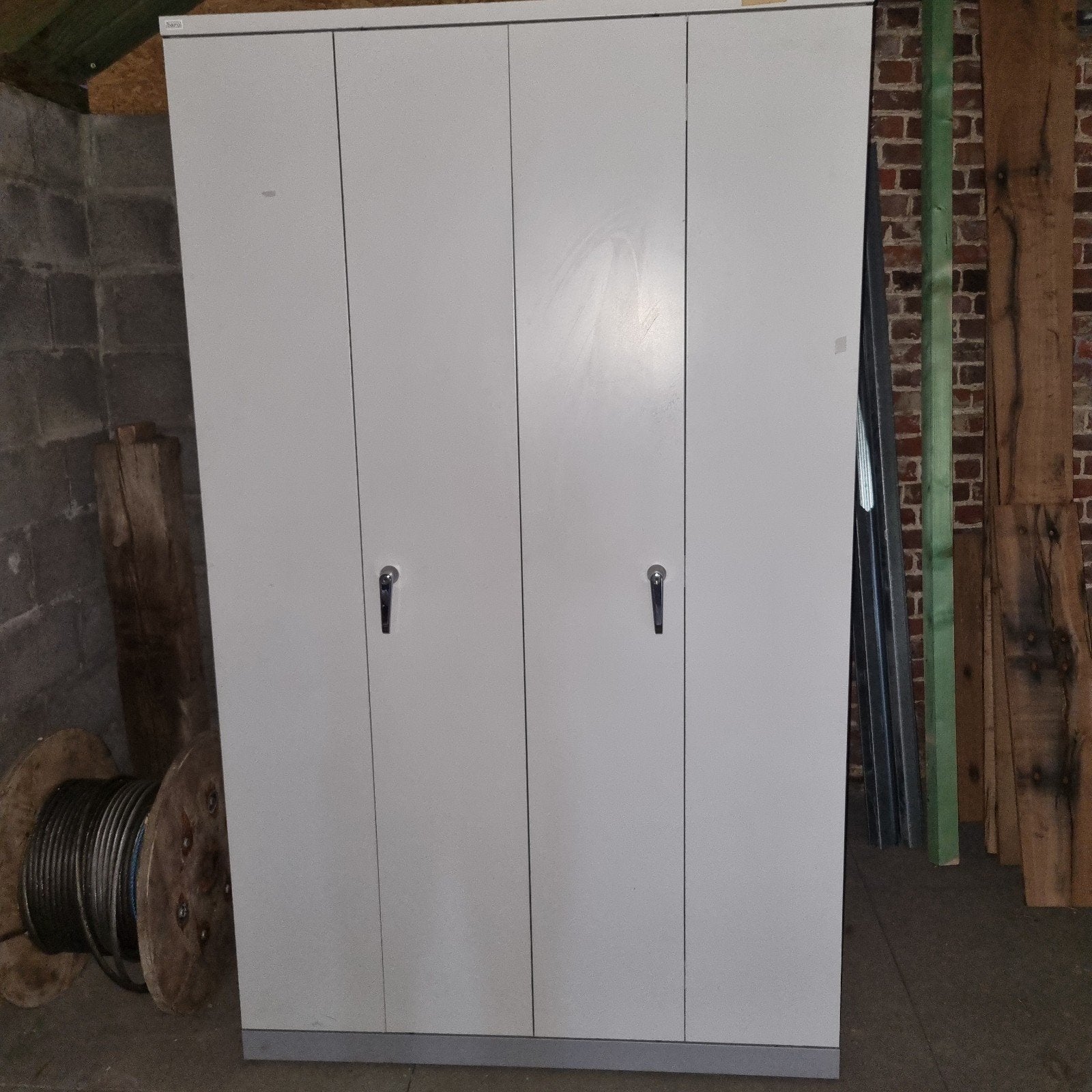 armoire métallique avec 4 étagères et clé, Maison & Meubles, Armoires | Casiers, Enlèvement, Comme neuf