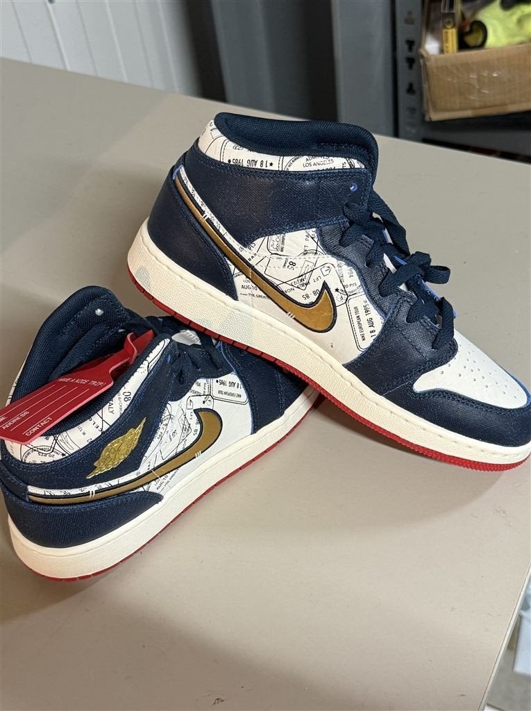 Air Jordan 1 MID SE [GS] - Armory Navy & Goud - Maat 38, Kleding | Heren, Schoenen, Ophalen of Verzenden, Zo goed als nieuw