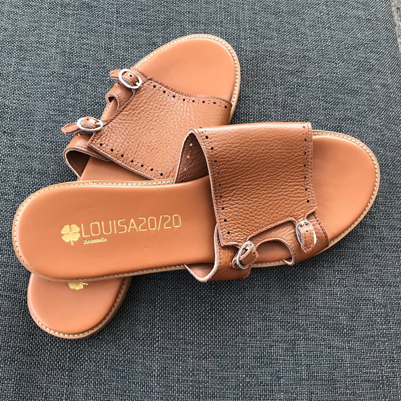 Cognac kleurige slippers Louisa maat 41, Kleding | Dames, Ophalen of Verzenden, Zo goed als nieuw, Slippers