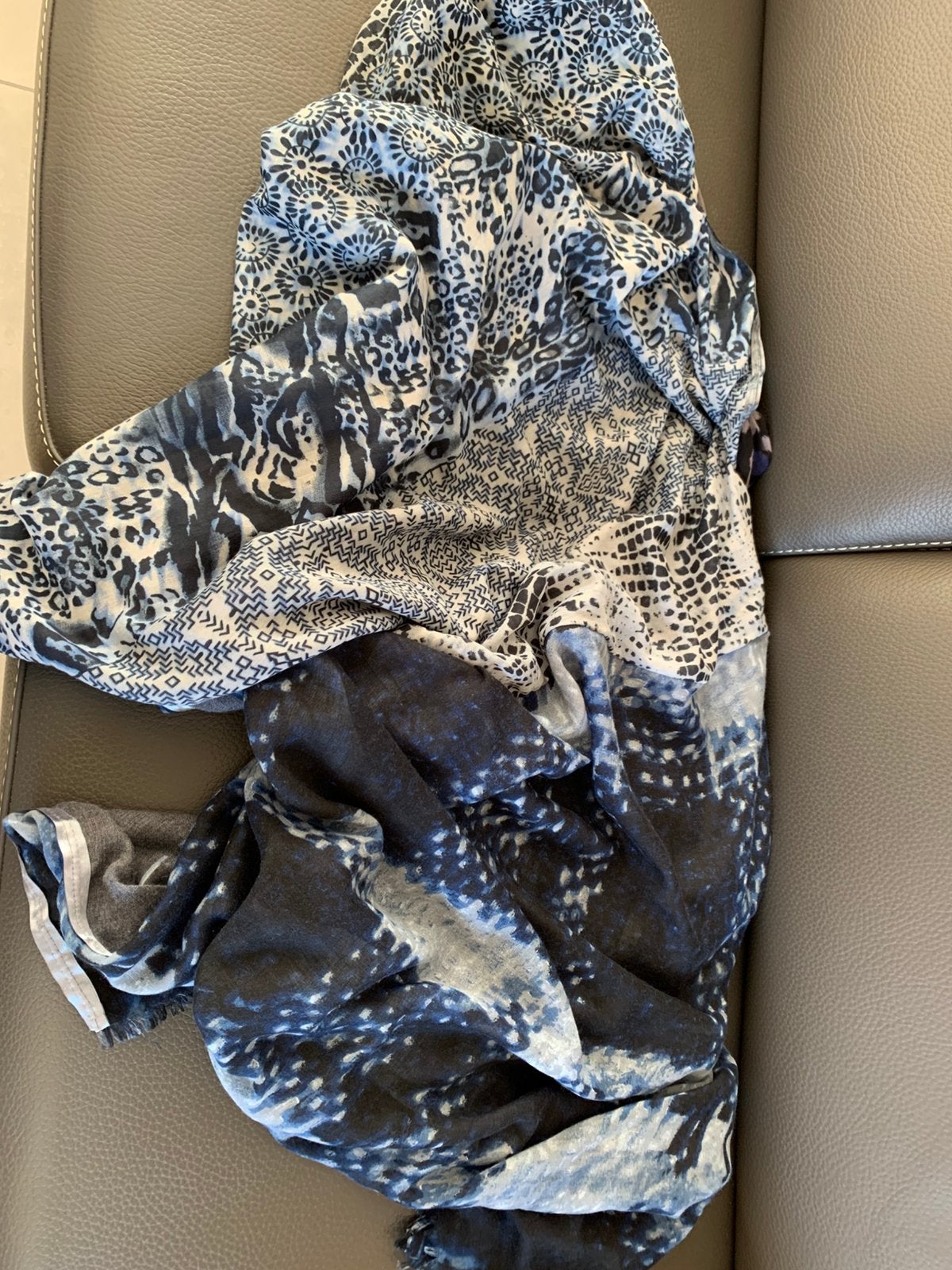 Grand foulard artisanal dans les tons gris-bleu, Kleding | Dames, Mutsen, Sjaals en Handschoenen, Ophalen, Zo goed als nieuw