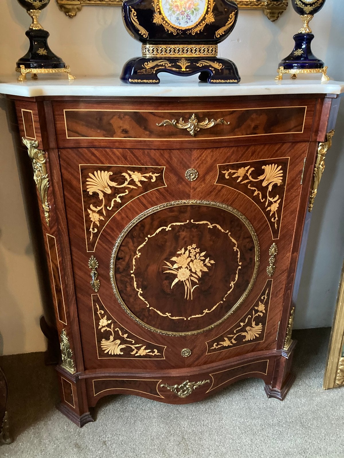 Mooi Italiaans marqueterie meubel gebogen en met marmer blad, Enlèvement