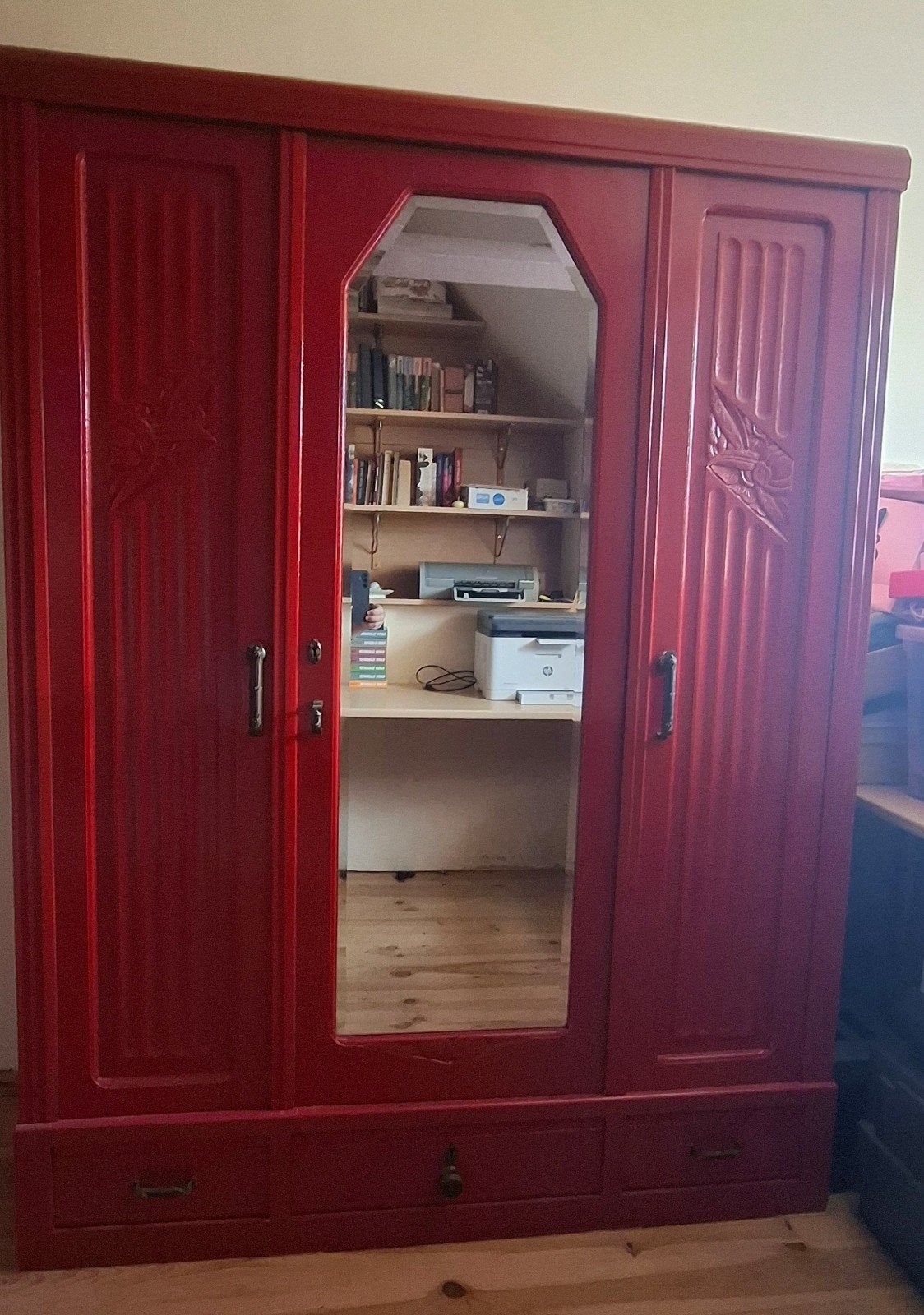 Armoire -  rouge, 187 x 140 x 55, 100 à 150 cm, Utilisé, Avec tablette(s), Autres essences de bois