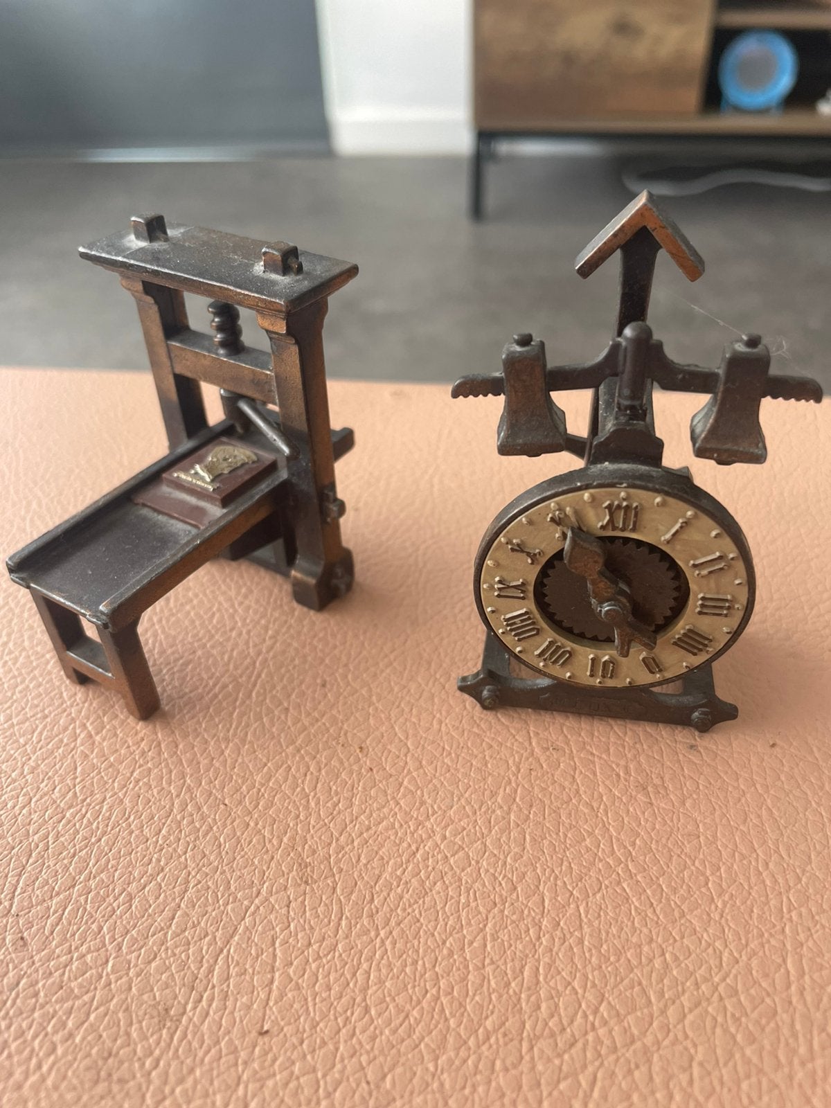 Aiguiseur d'horloge et de presse à imprimer Play/me, Enlèvement