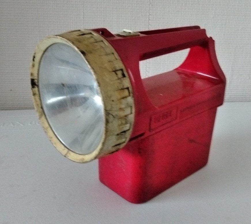 zaklamp met groot bereik / 10 €, Caravanes & Camping, Lampes de poche, Enlèvement, Comme neuf, Batterie