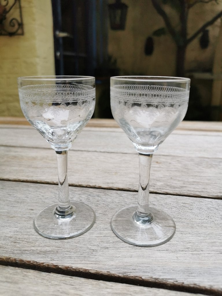 Twee likeurglaasjes met fijne etsing (ca. 1880-1910), Enlèvement ou Envoi