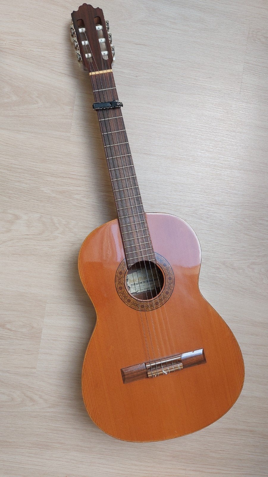 Gitaar in zeer goede staat met tas en standaard, Ophalen, Gebruikt