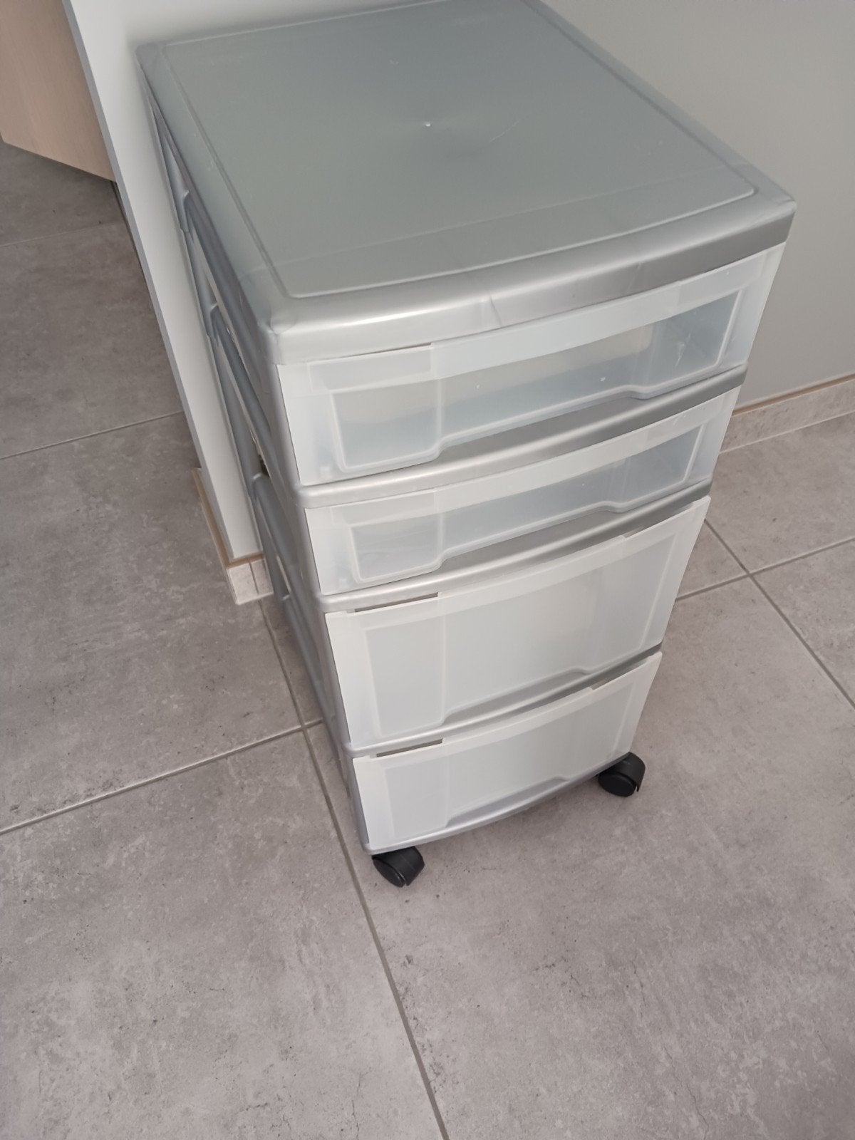 Grijs ladekastje op wielen te koop., Ophalen, Zo goed als nieuw