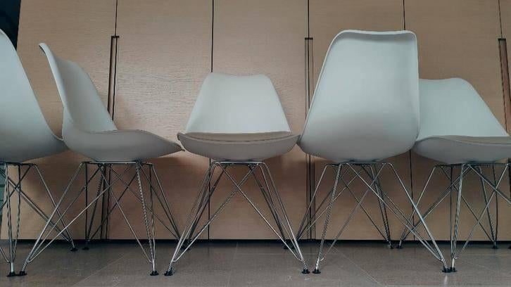 6 witte kuipstoelen goede staat, Huis en Inrichting, Stoelen, Ophalen, Wit, Zo goed als nieuw, Eames modern