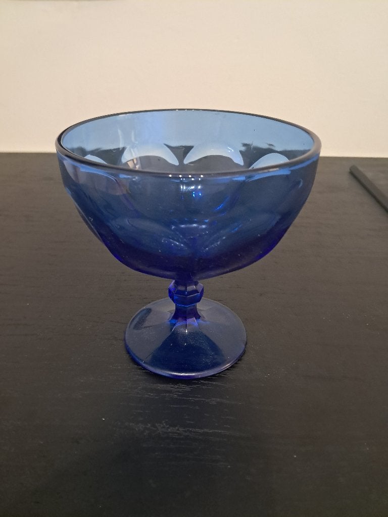 Coupe sur pied Gravé Bleu en verre pressé-Verre à pied Gravé, Maison & Meubles, Cuisine | Vaisselle, Neuf, Verre, Enlèvement