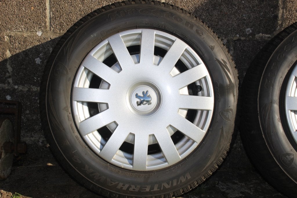 Pneus hiver sur jantes 15 pouces avec enjoliveurs Peugeot, Autos : Pièces & Accessoires, 15 pouces, Pneus hiver, Véhicule de tourisme