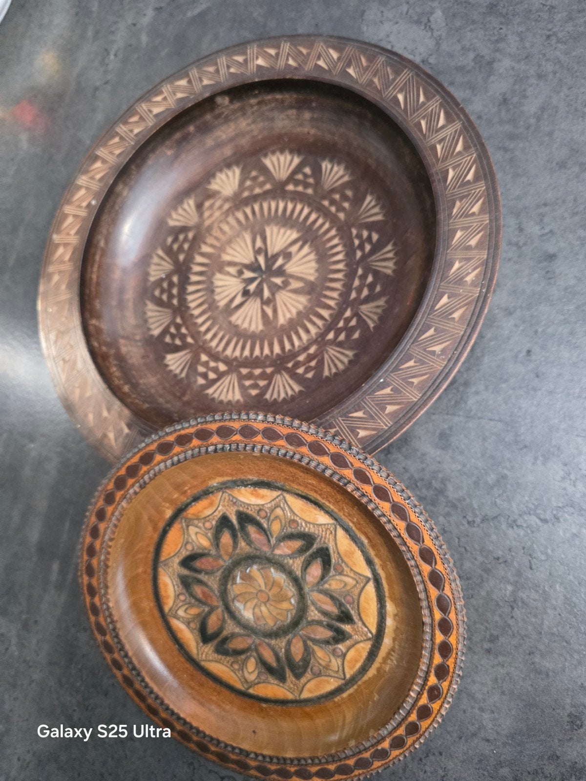 Ensemble de 2 assiettes murales en bois vintage et bols à sc, Maison & Meubles, Enlèvement, Bois