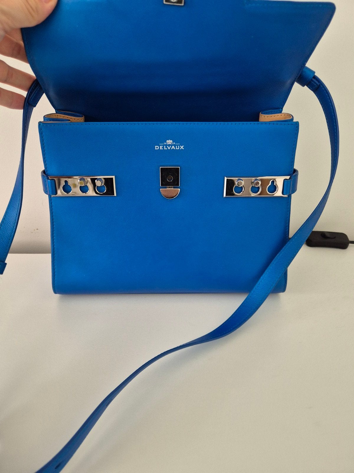 Delvaux Tempête MM Electric blue, Ophalen