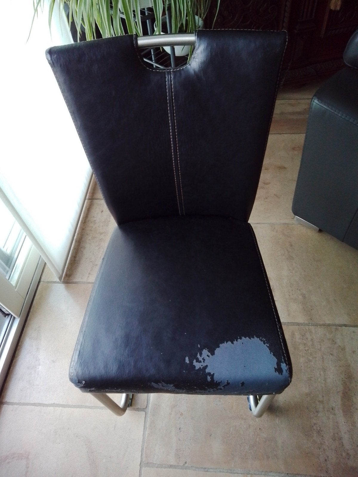 Zes stoelen, Ophalen