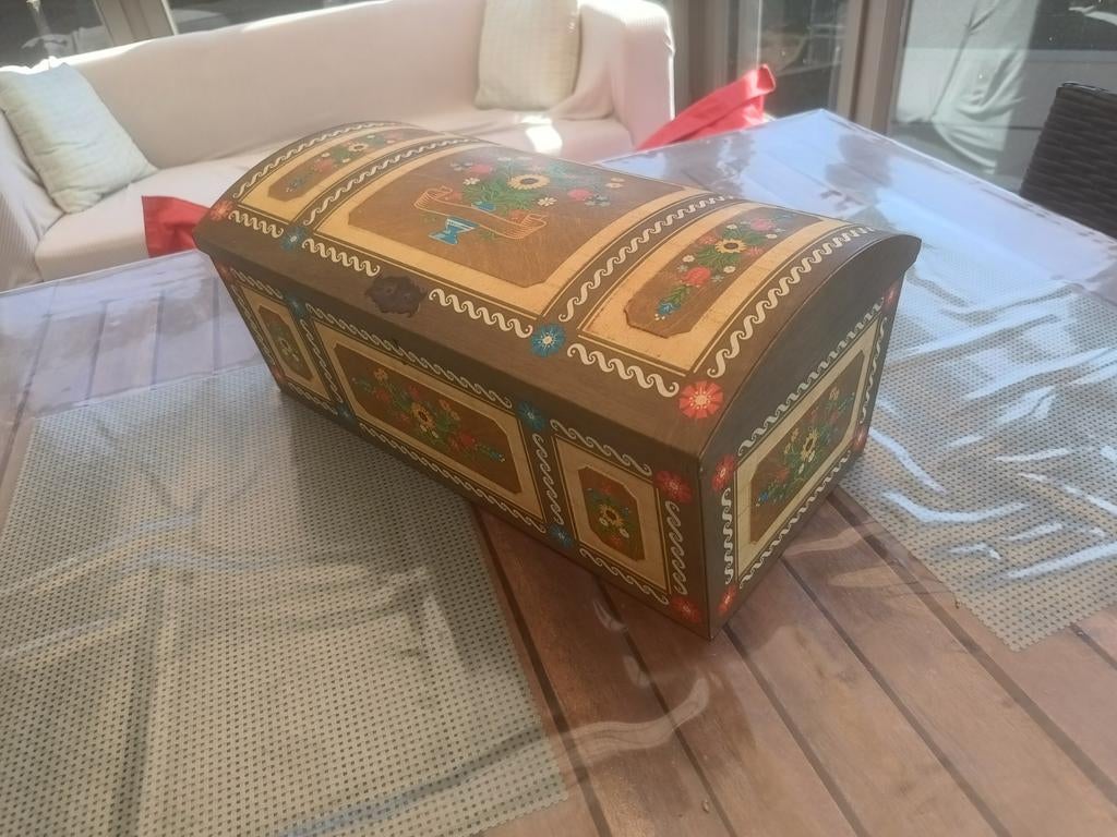 Mooie vintage decoratieve ijzeren schatkist, Ophalen