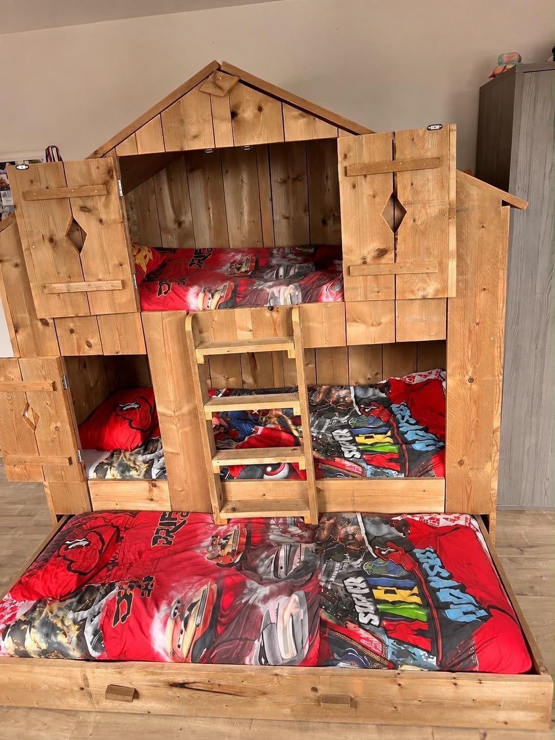 Uniek houten kinder huisjesbed met 3 slaapplaatsen, Ophalen, Zo goed als nieuw