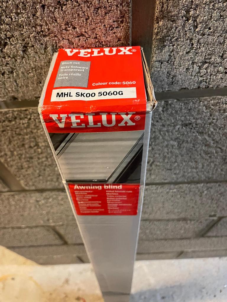 Verduisterend Velux rolgordijn voor langs buiten opbouw., Ophalen, 80 tot 120 cm, 120 tot 160 cm, Nieuw